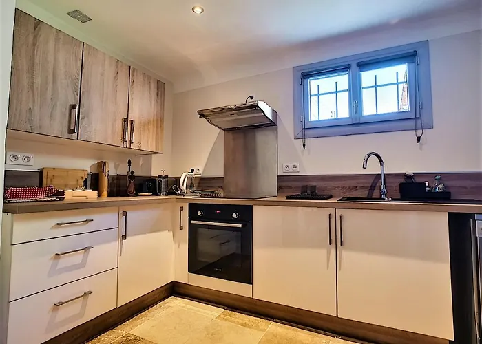 Appartement Avec Terrasse En Centre Ville De Saint Remy De Provence